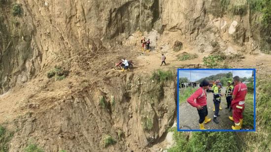 Composición fotográfica donde se observa el deslizamiento de tierra en Ponce Enríquez y la coordinación de los bomberos para recuperar los cuerpos de los esposos, este 30 de octubre de 2026.
