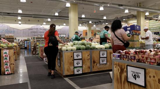 Personas realizan compras en un supermercado el 14 de octubre de 2026 en Miami, Florida.