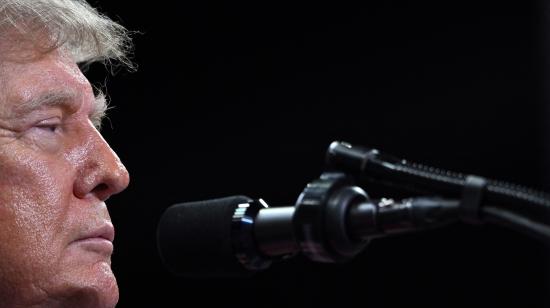 El presidente de Estados Unidos, Donald Trump, habla en un mitin de campaña para las elecciones de mitad de mandato en el Ocean Center de Daytona Beach, Florida, el 30 de octubre de 2026.