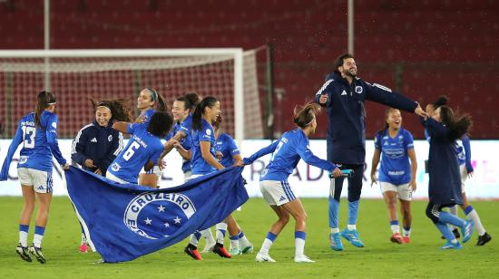 Las jugadoras de Cruzeiro celebran al vencer a Olimpia en la semifinal de la Copa Libertadores Femenina en el estadio Rodrigo Paz Delgado, el 28 de octubre de 2026.
