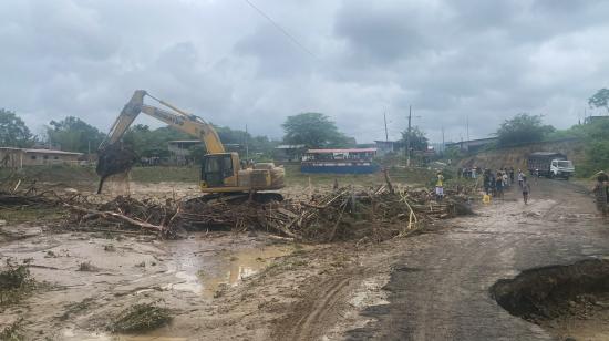 Maquinaria realiza trabajos de limpieza del ducto cajón y del cauce del río en la comuna San José, Santa Elena, como medida preventiva ante el fenómeno de El Niño, el 30 de octubre de 2026.