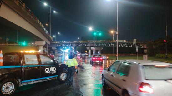 Cierre parcial en avenida Ilaló, cerca de El Triángulo, por hundimiento de la calzada el 30 de octubre de 2026.