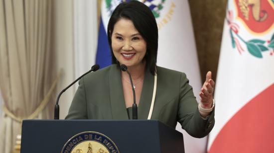 La presidenta de Perú, Keiko Fujimori, habla durante una rueda de prensa luego de su reunión con su homólogo de El Salvador, Nayib Bukele, en San Salvador, El Salvador, 29 de octubre de 2026.