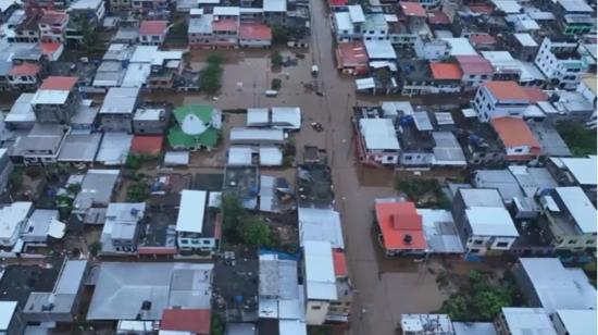Vista aérea de Santa Cruz, en Galápagos, que el 31 de octubre de 2026 amaneció inundada tras las fuertes lluvias asociadas al fenómeno de El Niño.