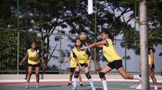 Deportistas de Samborondón jugando volley