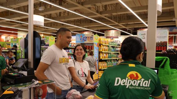 Nueva tienda de Supermercados Delportal en Machala