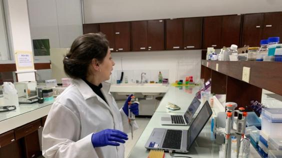 Investigadora de la PUCE utilizando el Oxford Nanopore.