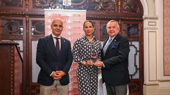 Vicerrectora Académica, dra. Nory Pinela y el Canciller Ecotec y el dr. Roberto Passailaigue reciben el premio.