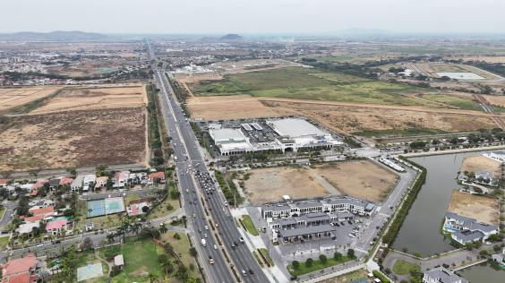 Obras en la av. Samborondón por parte del Municipio de Samborondón.