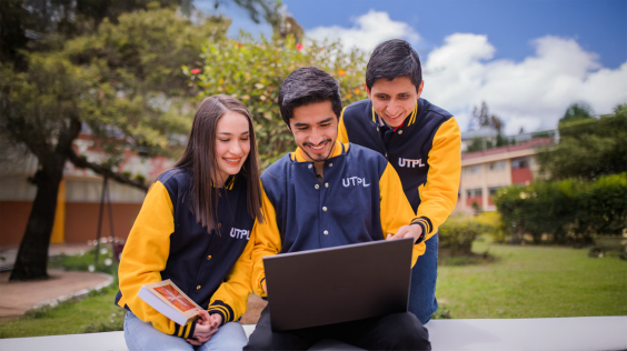 Estudiantes UTPL viendo una computadora portátil