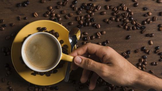 Imagen referencial de mano tomando una taza con café.