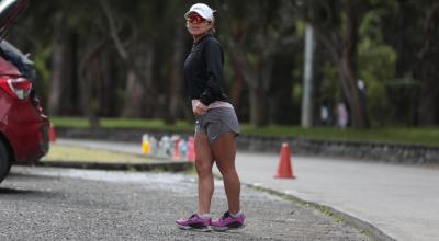 Glenda Morejón realiza el calentamiento, antes de su jornada de entrenamiento, en Cuenca, en mayo de 2023. 