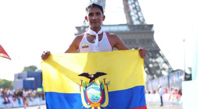 Daniel Pintado, con la bandera de Ecuador, en la meta de los 20 kilómetros marcha en París, el 1 de agosto de 2024.