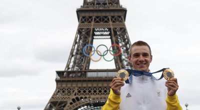 Remco Evenepoel muestra sus dos medallas de oro de los Juegos Olímpicos de París, el 3 de agosto de 2024.