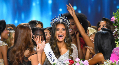 Alma Cooper, en el centro, fue coronada como Miss USA.