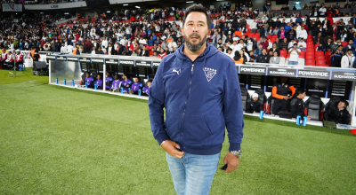 Pablo 'Vitamina' Sánchez, entrenador de Liga de Quito, durante el partido ante Lanús, por la Copa Sudamericana. el 14 de agosto de 2024.