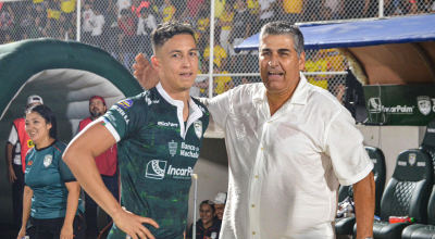 Miguel Parrales (i), delantero de Orense, junto al técnico colombiano Santiago Escobar, dos de los artífices de la levantada del club machaleño en LigaPro.