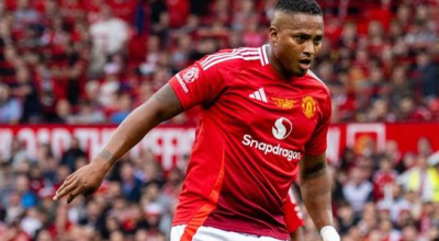 Antonio Valencia, exjugador ecuatoriano, jugó un encuentro junto a otras glorias del Manchester United.