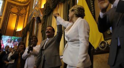 Jaime Nebot alza la mano junto a la alcaldesa entrante de Guayaquil, Cynthia Viteri.