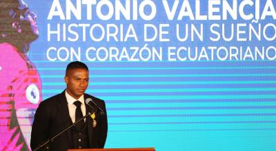 El futbolista Luis Antonio Valencia habla durante una ceremonia donde ha sido condecorado por su destacada carrera en el fútbol inglés de manos del presidente de Ecuador, Lenín Moreno, este martes en el Palacio de Gobierno, en Quito.