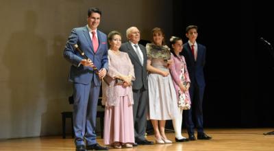 Pedro Palacios junto a su familia, durante el acto de posesión como alcalde de Cuenca.