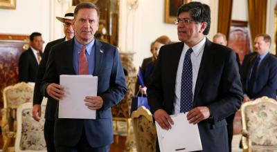 El canciller ecuatoriano, José Valencia (d), y el administrador de la Agencia de los Estados Unidos para el Desarrollo Internacional USAID, Embajador Mark Green (i), participan en la suscripción de Memorando de Entendimiento