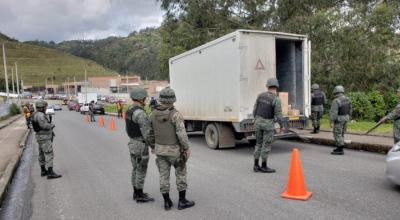 Militares cumplen un operativo de control en los exteriores del CRS de Turi, en Cuenca.