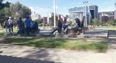 Ciudadanos venezolanos descansan en el parque La Carolina, en Quito.