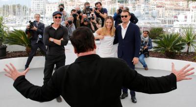 Quentin Tarantino da la espalda mientras Brad Pitt, Margot Robbie y Leonardo DiCaprio lo observan.