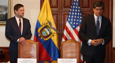El canciller José Valencia (d), y el subsecretario para Asuntos Políticos del Departamento de Estado de EE.UU., David Hale (i), participan en una reunión para firmar acuerdos de cooperación