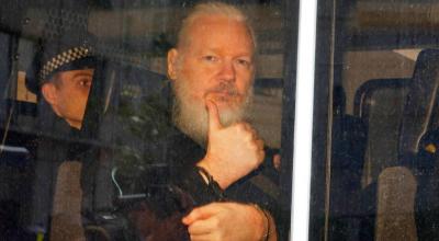 Imagen del fundador de WikiLeaks, tras ser detenido. Ahora avanza la extradición de Julian Assange.