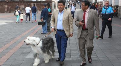 El alcalde Jorge Yunda, acompañado de su mascota Zeus.