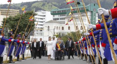El presidente Lenín Moreno y su esposa, Rocío González, a su llegada a la Asamblea Nacional.