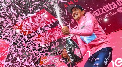 El ecuatoriano Richard Carapaz luce la camiseta rosada como líder del Giro de Italia