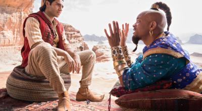 Fotograma cedido por Disney donde aparecen los actores Mena Massoud (i) como Aladino y Will Smith (d) como el genio de la lámpara maravillosa.