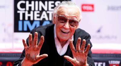 Stan Lee luego de colocar sus manos en cemento en los exteriores del Teatro Chino de Los Angeles, en julio de 2017.