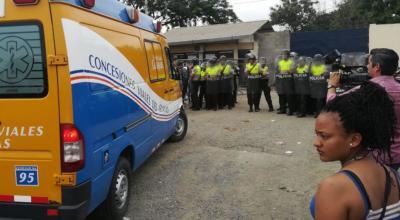 Una ambulancia ingresa a la Penitenciaría del Litoral, donde ocurrió una balacera.