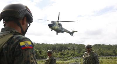 Un soldado mira un helicóptero en el Batallón de Infantería de Marina “San Lorenzo”.