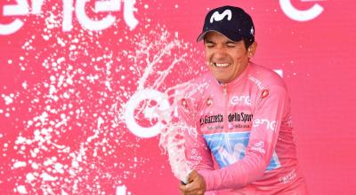 El ciclista ecuatoriano Richard Carapaz celebra el mantener la 'maglia rosa' de líder tras la 19 etapas del Giro de Italia.