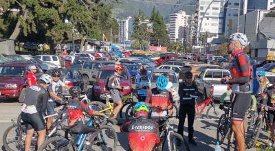 Ciclistas se preparan para dar un paseo en el parque La Carolina de Quito.