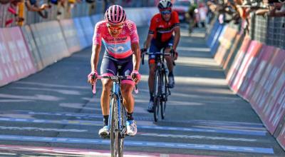 El ciclista ecuatoriano Richard Carapaz y el italiano Vincenzo Nibali cruzan la línea de meta durante la etapa No. 20 del Giro d'Italia.