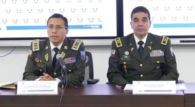 General Byron Vallejo (izq.), director de Contingencia Penitenciaria  y coronel José Vargas, subsecretario de Policía.