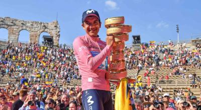 El ciclista ecuatoriano Richard Carapaz celebra su triunfo en el Giro de Italia 2019.