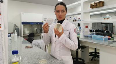 Linda Guamán científica ecuatoriana en su laboratorio