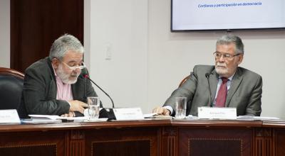 Los vocales Luis Verdesoto y Enrique Pita, durante la reunión del Pleno del CNE, el 6 de junio del 2019.