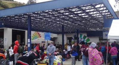 Largas filas de venezolanos aún se forman en el puente Rumichaca, frontera entre Ecuador y Colombia. 