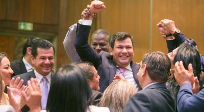 El asambleísta César Litardo alza los brazos en señal de triunfo tras ser elegido presidente de la Asamblea Nacional, el 14 de mayo de 2019.