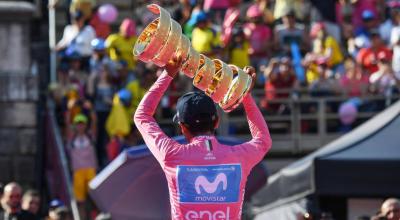 El ciclista ecuatoriano Richard Carapaz alza el trofeo del Giro de Italia.