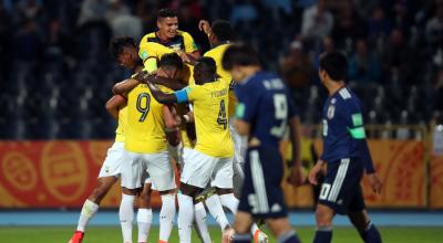 La selección ecuatoriana festeja su primer gol ante Japón.