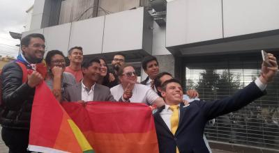 Efraín Soria (centro), celebra junto a otros activistas LGBTI la resolución de la Corte Constitucional a favor del matrimonio civil igualitario.